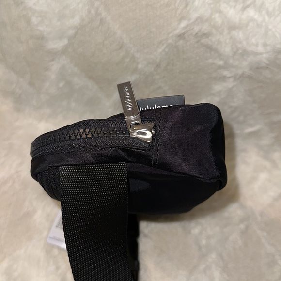 lululemon 1L NWT Black Everywhere Belt Bag Fanny Pack Water Repellent - Picture 10 of 15